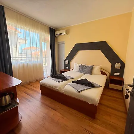 Napoli بيت ضيافة 2*